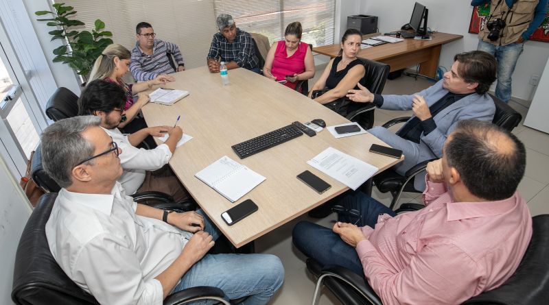 Técnicos do Ministério da Saúde realizam reunião secretário de