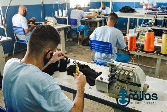 Reeducandos na oficina de costura da PCE.jpg