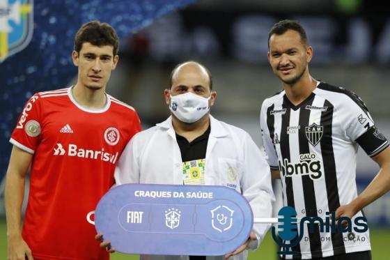 Capitães de Internacional e Atlético Mineiro participam da cerimônia de entrega de uma ambulância para o Hospital Metropolitano.jpg