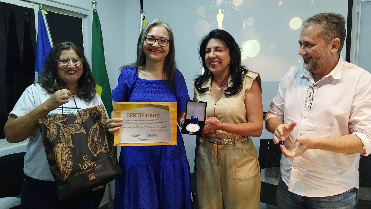 Prefeitura Entrega Medalhas E Certificados Para Professoras Que Alcan Aram Os Melhores