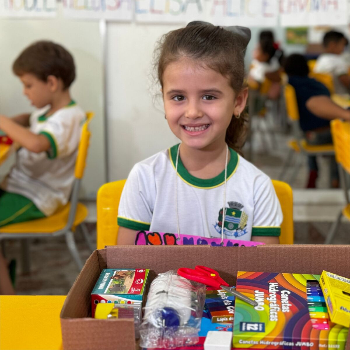 Alunos Da Rede Municipal E Professores Recebem Kits De Materiais