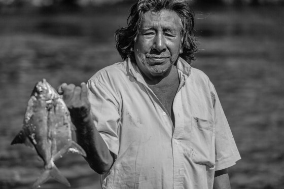 Manoel Kanunxi, do povo Manoki, com peixe pescado no rio Papagaio - Thiago Foresti-OPAN.jpg