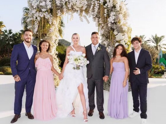 Ronaldo-Fenomeno-com-os-filhos-e-Celina-Locks.jpg