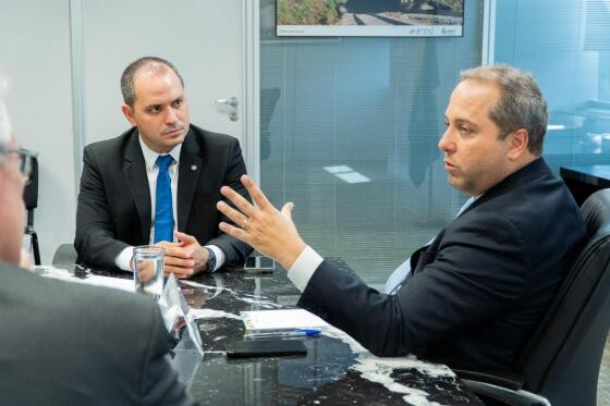 O deputado estadual Diego Guimarães durante reunião com o presidente da ANTT, Rafael Vitale.