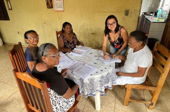 As aulas acontecem em centros comunitários, igrejas e até nas residências dos alfabetizandos 