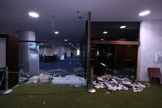 Rastro de destruição deixado pelos manifestantes no Congresso Nacional